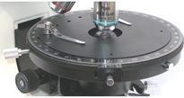 360&deg;可旋轉(zhuǎn)圓形載物臺，中心可調(diào)，可鎖定，刻度格值1，游標格值6&prime;